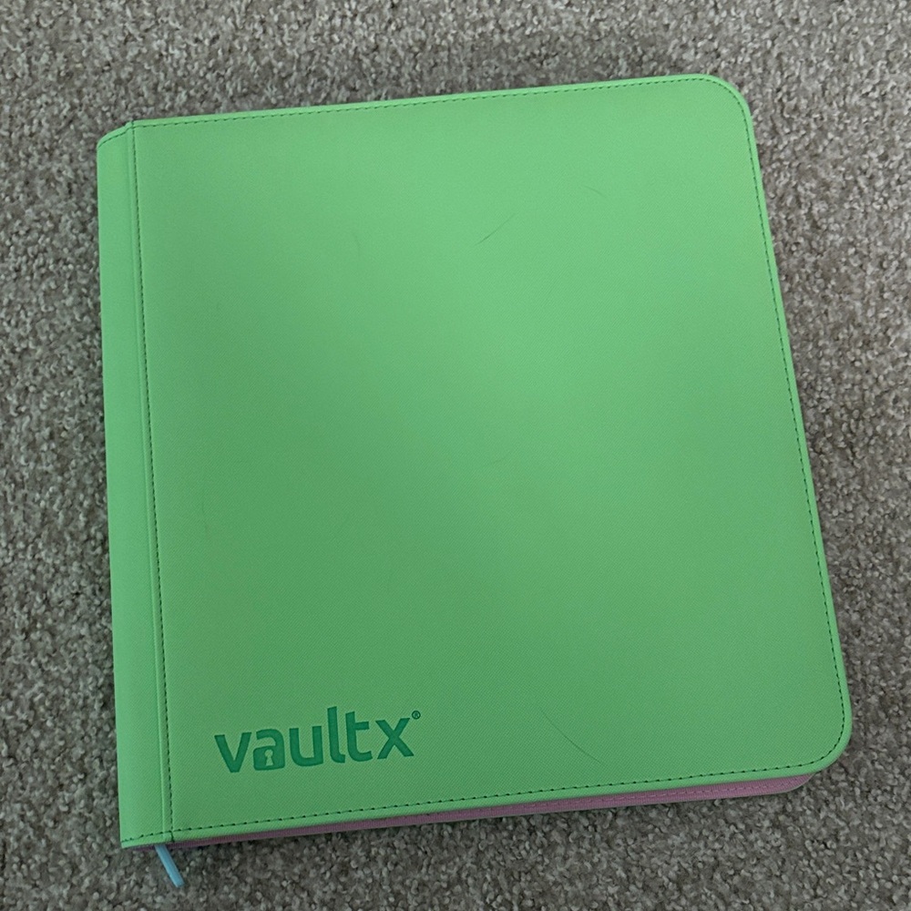 Vault X SV7 EXO-TEC 12 Pocket Zip Card Binder